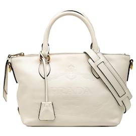 Piccola borsa convertibile Prada in pelle glacata con logo in rilievo bianca