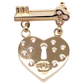 Spilla Chanel CC placcata in oro con cuore in strass e lucchetto e chiave