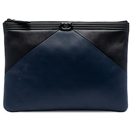 Chanel Boy O Clutch aus zweifarbigem Lammleder in Blau Medium