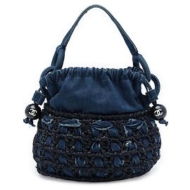 Borsa a secchiello in denim intrecciato e rafia CC blu Chanel