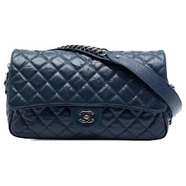 Borsa a tracolla Chanel Medium Quilted Crumpled Calfskin Airlines Casual Rock Flap Blu