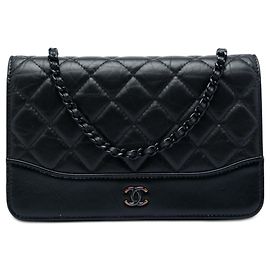 Borsa a tracolla e portafoglio con catena Chanel Gabrielle So Black in pelle di vitello invecchiata trapuntata nera