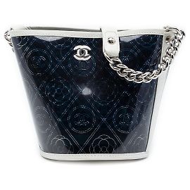 Borsa Bucket Camellia Coco in PVC e pelle di vitello stropicciata nera Small di Chanel