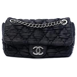 Bolso de hombro Chanel Medium CC de satén acolchado negro con solapa única