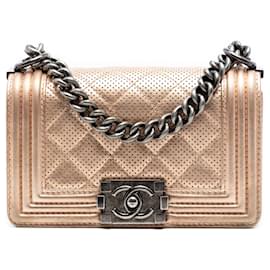 Borsa a tracolla Boy Chanel piccola trapuntata in agnello metallizzato traforato rosa