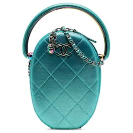 Borsa a tracolla camera ovale Chanel trapuntata in caviar metallizzato blu con finiture arcobaleno