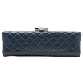 Clutch Baguette Chanel CC in agnello trapuntato blu con perle