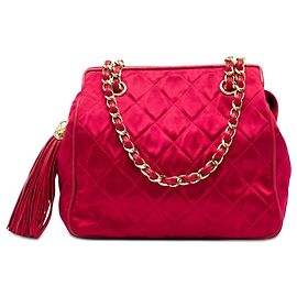 Bolsa de ombro Chanel CC em cetim matelassê vermelho com tassel e corrente