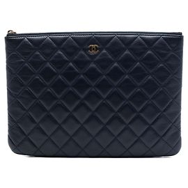 Clutch Chanel Medium Quilted Lambskin Blu O Case