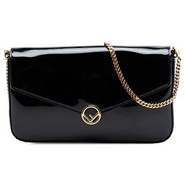 Borsa a tracolla pochette Fendi Envelope Wallet On Chain in vernice nero con logo F Fendi