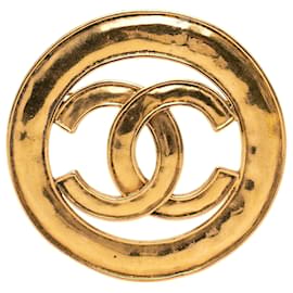 Spilla rotonda traforata Chanel CC placcata oro