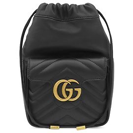Borsa bucket Gucci Mini GG Marmont Matelasse in pelle di vitello nera con tasca frontale