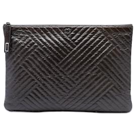 Pochette et sac à main Chanel Large Distressed Chevron Patent Crossing O Case Marron