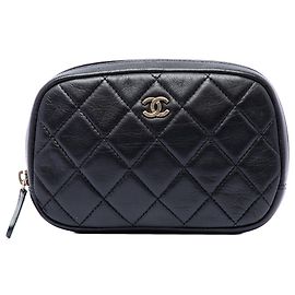 Pochette cosmetica curva in agnello trapuntato Chanel CC nero