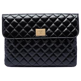 Clutch Chanel CC trapuntata in vernice nera