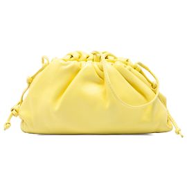 The Mini Pouch crossbody in pelle di agnello giallo Bottega Veneta
