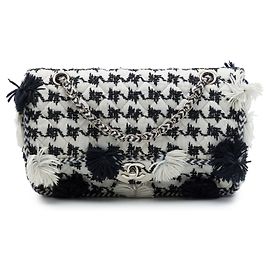 Borsa a tracolla Chanel Medium Classic in tela ricamata houndstooth con pompon nero
