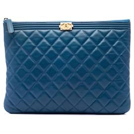 Clutch Boy O Case in Caviar Trapuntato Blu Chanel Taglia Medium