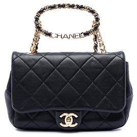 Chanel Small gesteppte Lammfell Satchel in Schwarz mit rundem Tragegriff
