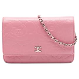 Borsa a tracolla con catena Chanel CC in pelle di agnello rosa con camelia in rilievo