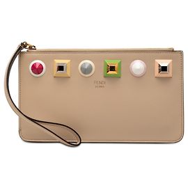 Clutch slim da polso in pelle borchiata beige Fendi