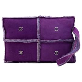 Lila Chanel CC Clutch aus Wildleder und Shearling