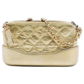 Chanel Gabrielle gesteppte Clutch aus metallisiertem gealtertem Kalbsleder in Gold mit Kettenumhängetasche