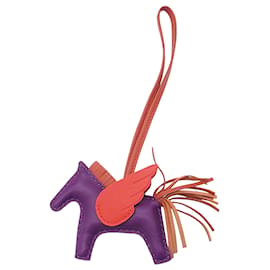 Chaveiro Hermès Milo em pele de cordeiro e Swift Grigri Rodeo Pegase Bag Charm PM Roxo