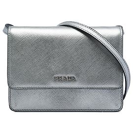 Cartera bandolera crossbody en Saffiano plata Prada