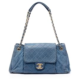 Borsa a tracolla Chanel Medium Quilted Iridescent Calfskin Chic Quilt Accordion Flap blu