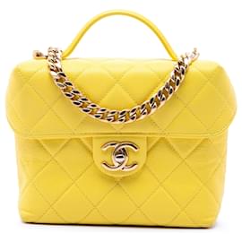 Beauty case Chanel trapuntato caviar giallo con borsa a tracolla e catena