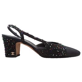 Escarpines Chanel 2022 de tweed con punta bicolor y adornos de cuentas, Negro, Talla 37