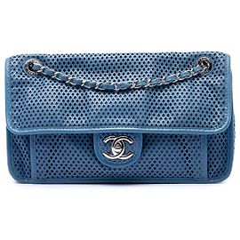 Borsa a tracolla Up In The Air Flap in pelle di vitello traforata blu Chanel Medium