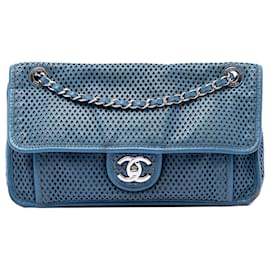 Sac à bandoulière Up In The Air Flap en peau de veau perforée Chanel bleu Medium
