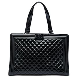 Tote shopping Chanel Boy grande in vernice trapuntata nera