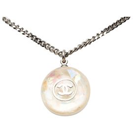 Collana con pendente Chanel CC in argento, ottone e resina