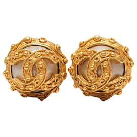 Orecchini a clip Chanel CC placcati oro e perle finte dorate
