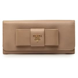 Cartera larga continental Saffiano con lazo marrón Prada