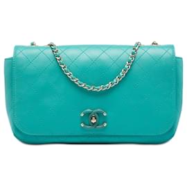 Borsa a tracolla Chanel Medium in pelle di vitello trapuntata con CC rivestito in blu