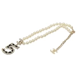 Collana con pendente Chanel CC in ottone dorato No 5 con strass e perle finte
