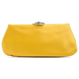 Clutch da sera Chanel in raso giallo con camelia di cristallo