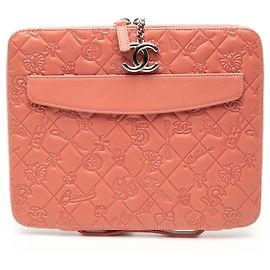 Funda para iPad y bolso clutch en piel de cordero grabada rosa Chanel Lucky Symbols