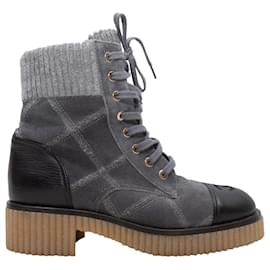 Botas de punta reforzada en ante y cuero acolchado gris y negro Chanel Talla 36