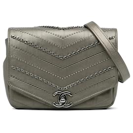 Borsa a tracolla Chanel Mini Chevron in pelle di vitello grigia con decorazioni e chiusura a busta quadrata