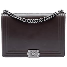 Borsa a tracolla Chanel Large Boy Flap in pelle di vitello lucida marrone