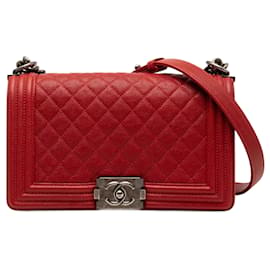 Bolsa transversal Chanel Boy Flap em Caviar matelassado Old Medium vermelha