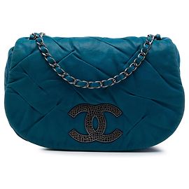 Borsa a tracolla Chanel East Glint Flap in pelle di vitello iridescente blu