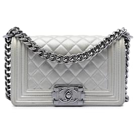 Chanel Boy Flap Small Umhängetasche aus silbernem gestepptem Metallic Caviar