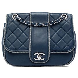 Borsa a tracolla Chanel Elementary Chic in agnello trapuntato blu con finiture metalliche, taglia Medium