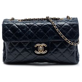 Borsa a tracolla Chanel CC trapuntata in pelle di vitello craquelé blu
